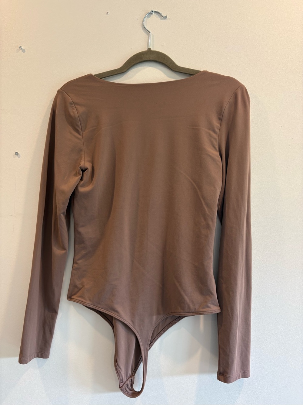 Aritzia Babaton Long Sleeve Crew Neck Bodysuit in Mauve Brown Size Large - Picture 7 of 9